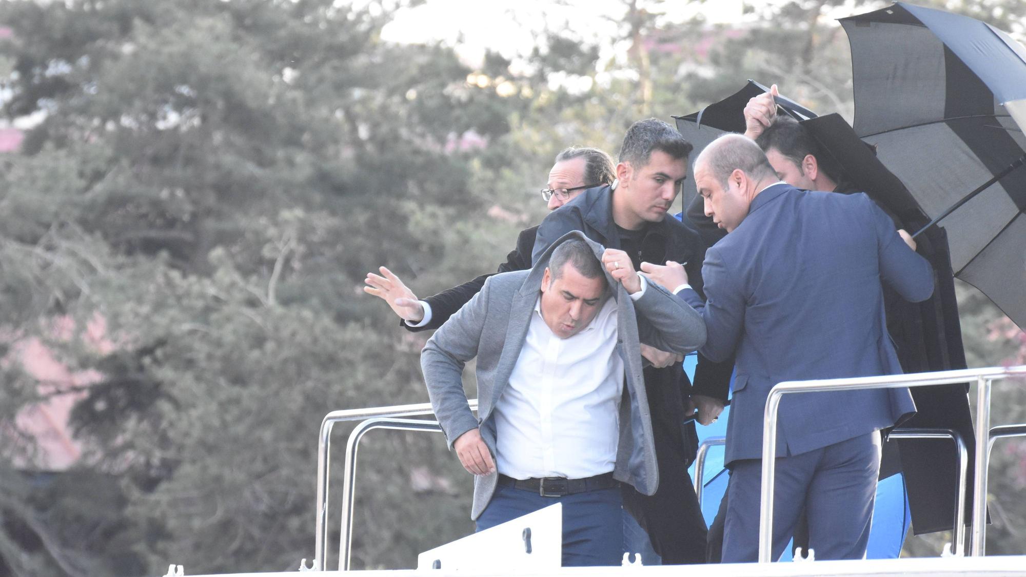 Der Istanbuler Bürgermeister Ekrem Imamoglu musste von der Bühne flüchten.