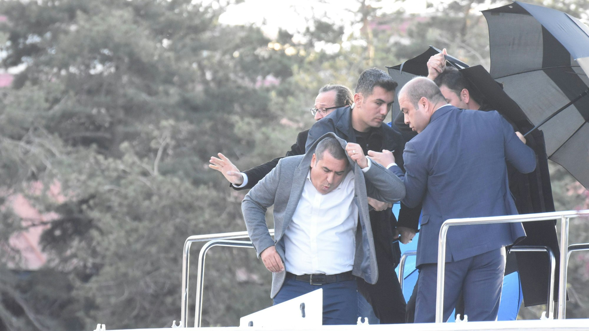 Der Istanbuler Bürgermeister Ekrem Imamoglu musste von der Bühne flüchten.