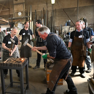 30 internationale Schmiede schlagen auf heißes Eisen.