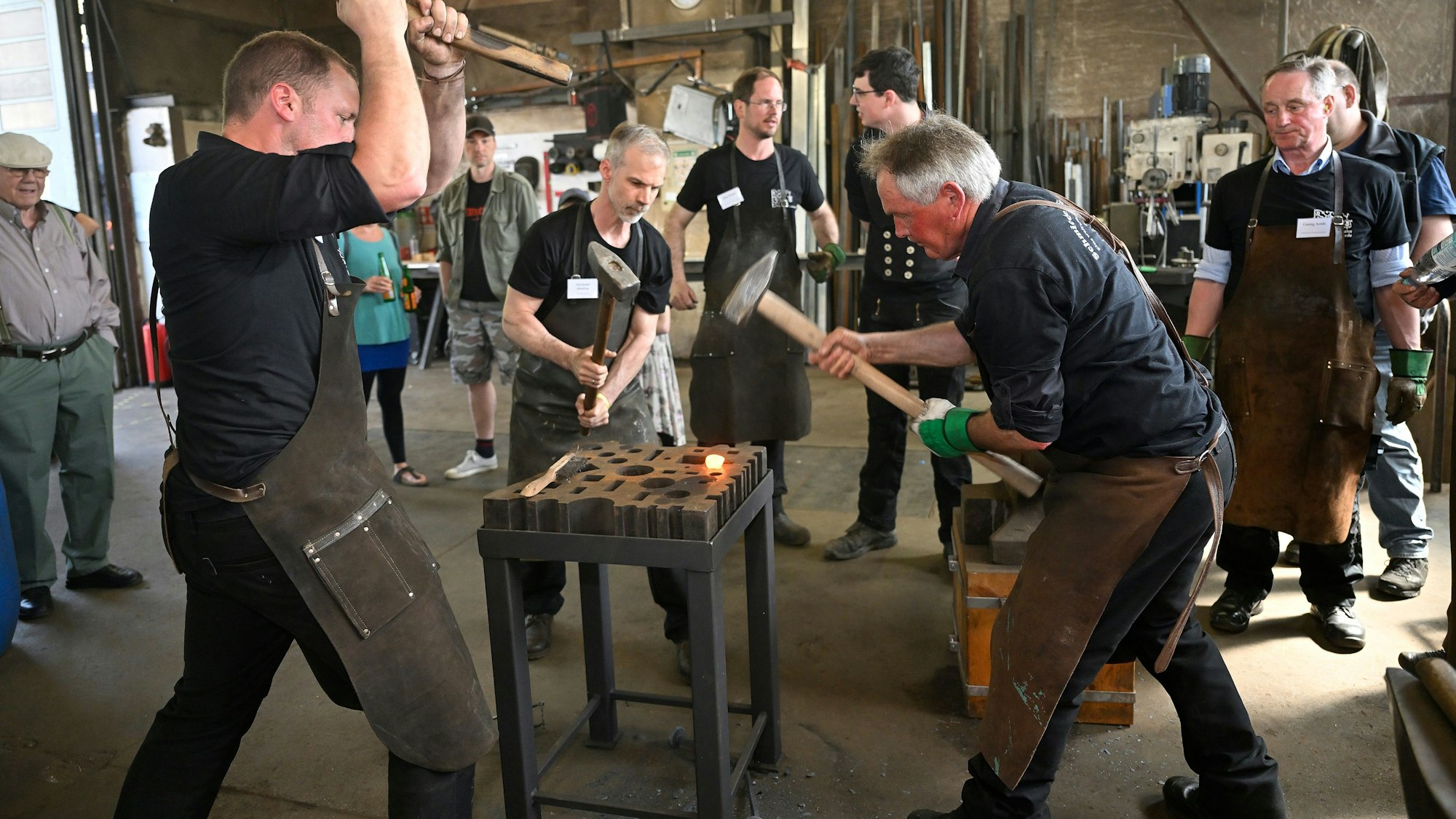 30 internationale Schmiede schlagen auf heißes Eisen.