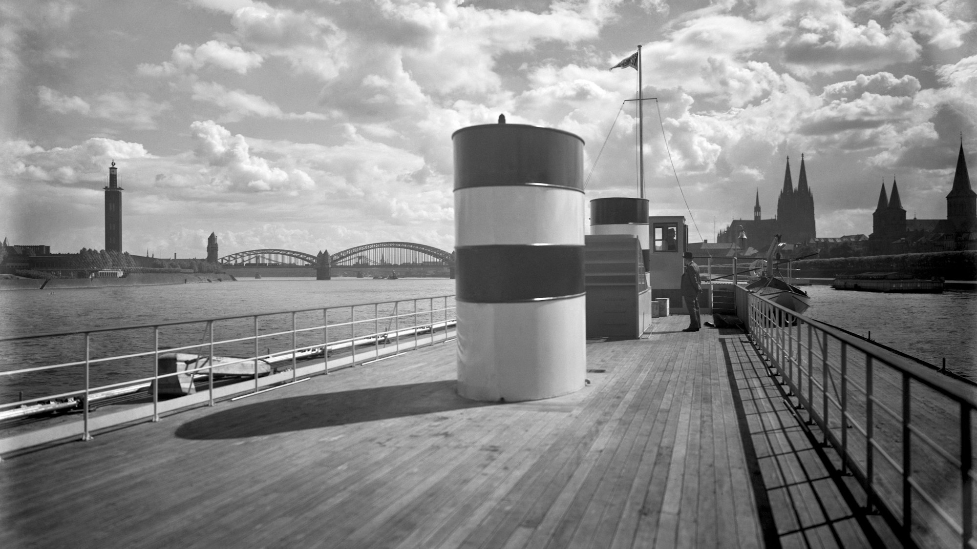 Die Jungfernfahrt eines Rheindampfers zeigt diese Aufnahme (1930) von August Sander.