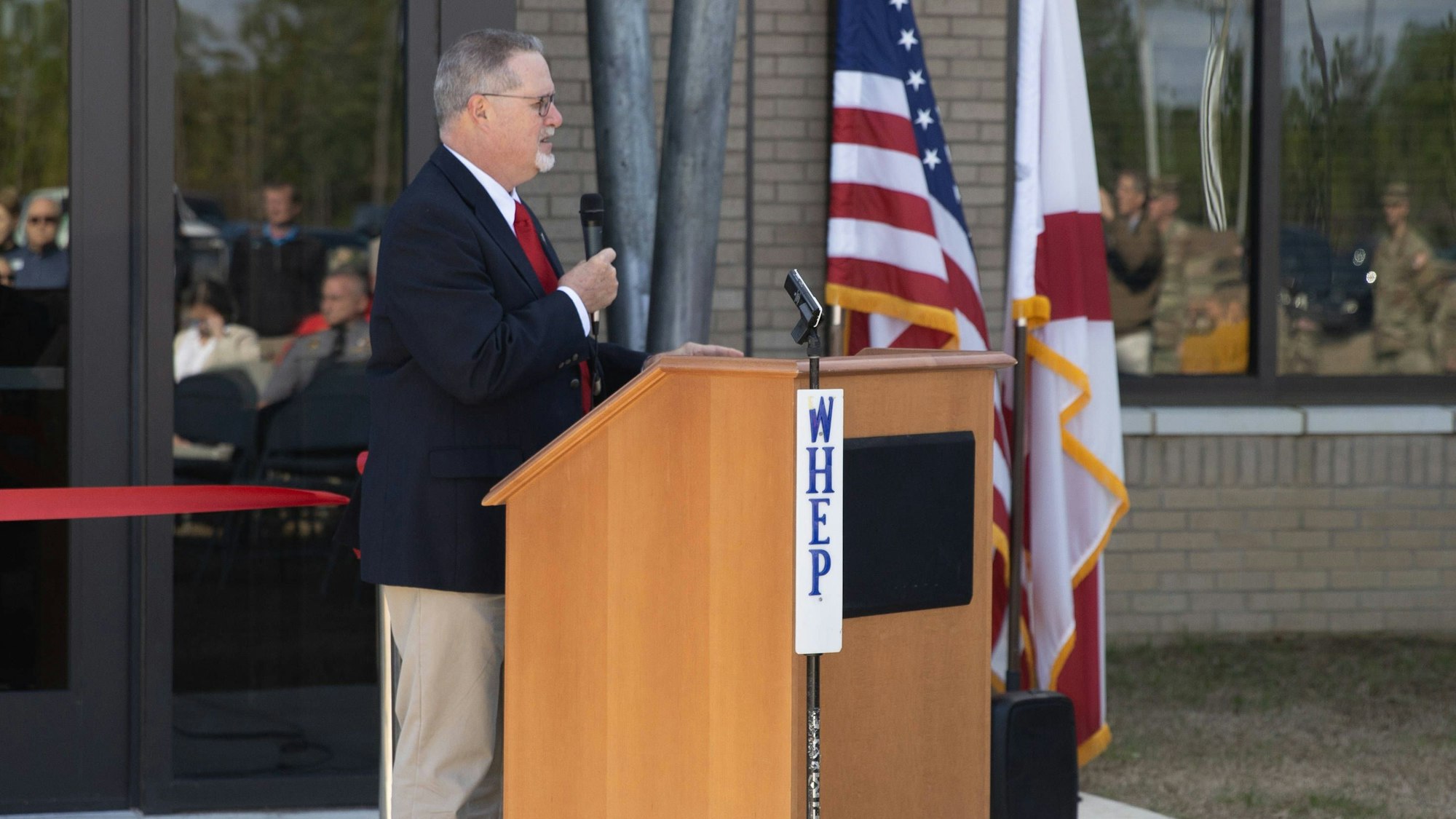 Ralph Hellmich hält eine Rede.