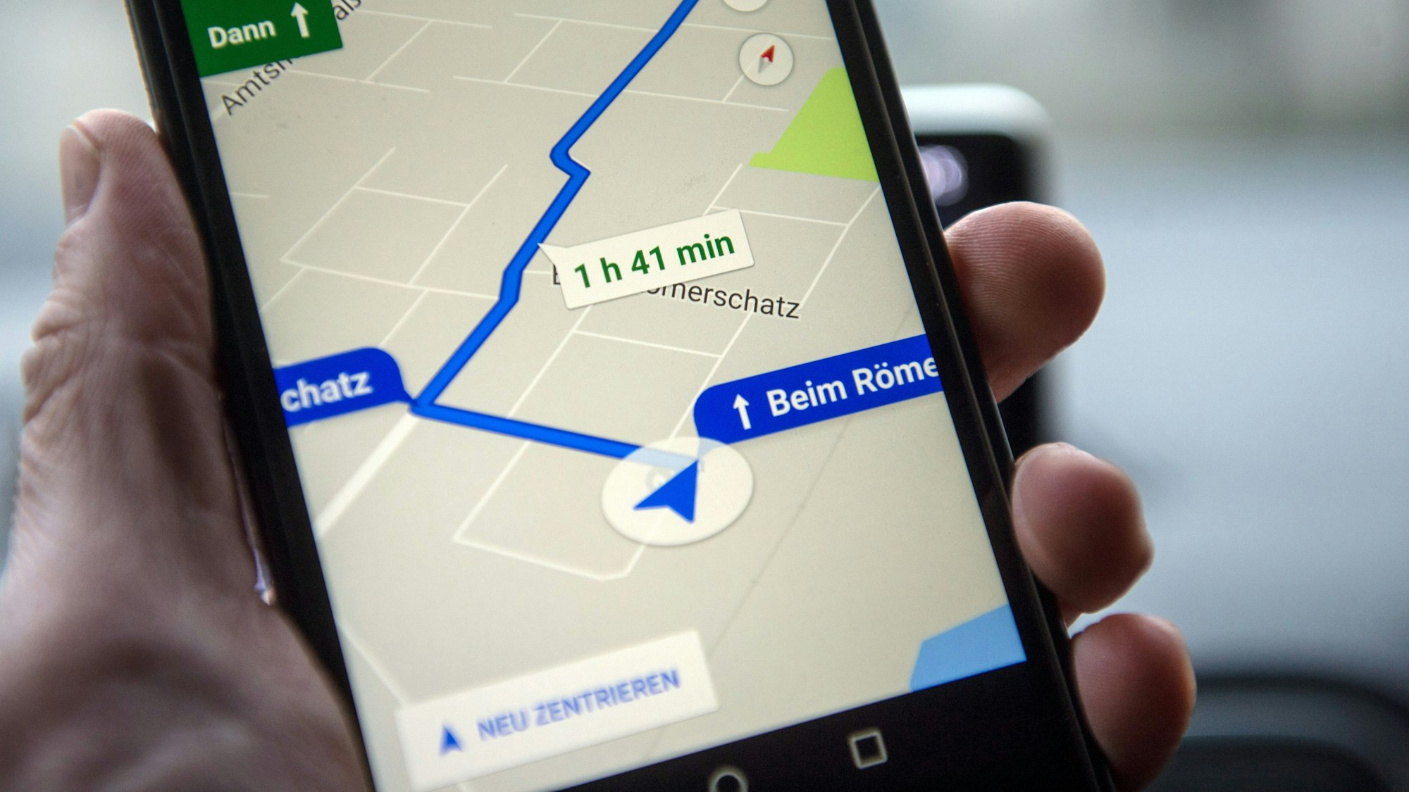 Die Navigationssoftware Google Maps zeigt eine Route auf dem Schirm eines Smartphones. Die Navi-App zeigt auch Straßen an, die es gar nicht gibt, sogenannte Trap Streets. Das steckt dahinter. (Symbolbild)