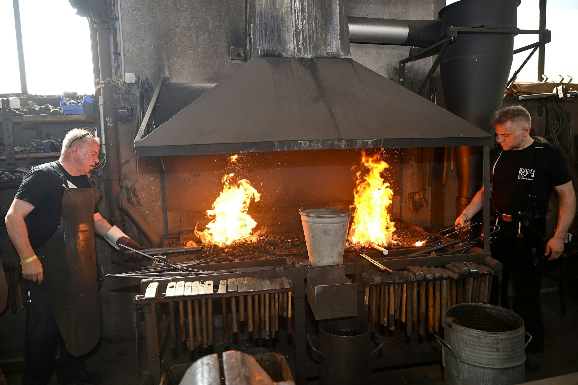 Kunstschmiede Esser. 30 internationale Schmiede schmieden Nägel für den Frieden