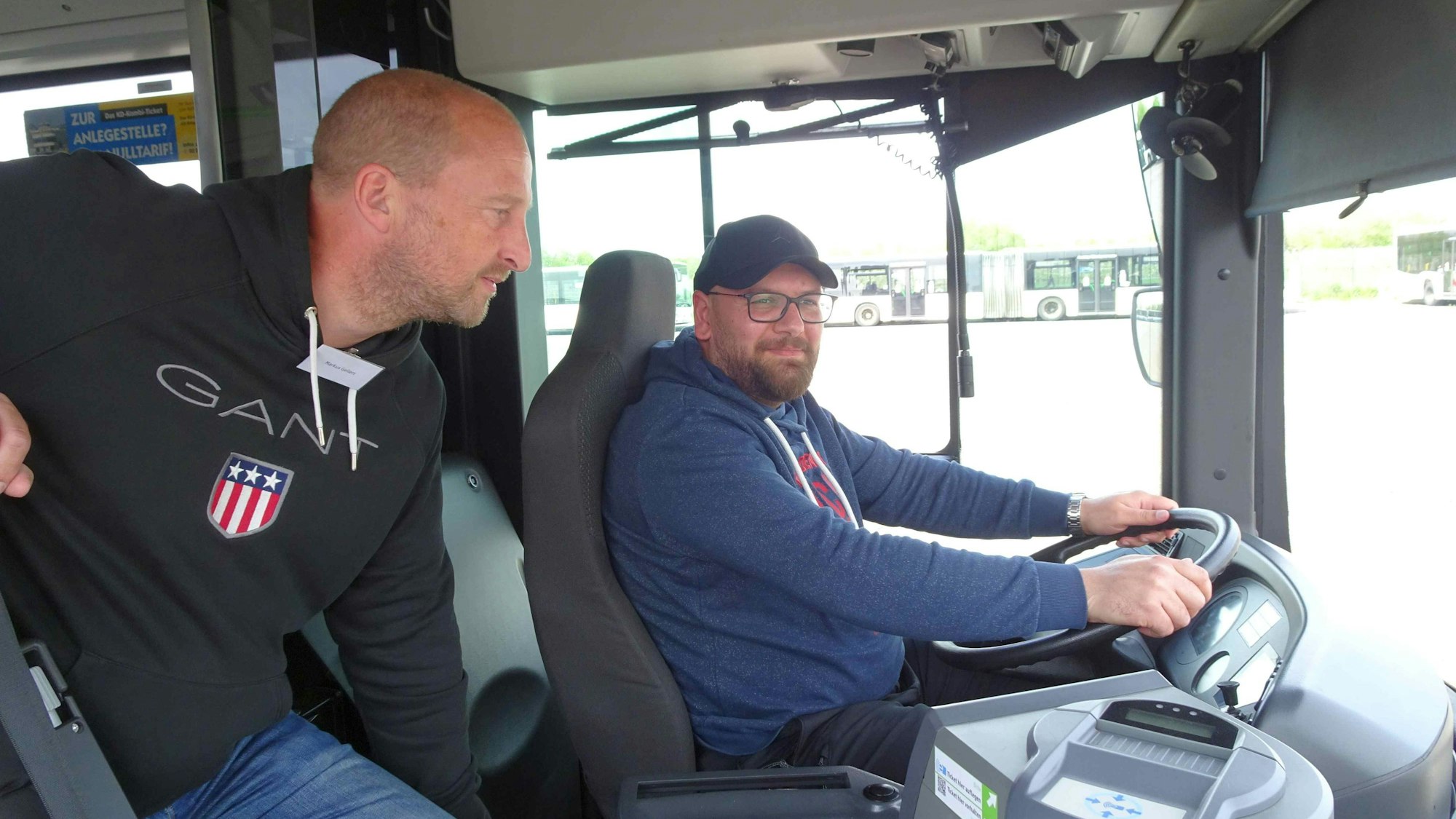 Fahrlehrer Markus Geilert schaute dem potenziellen Bewerber beim Steuern genau auf die Finger.