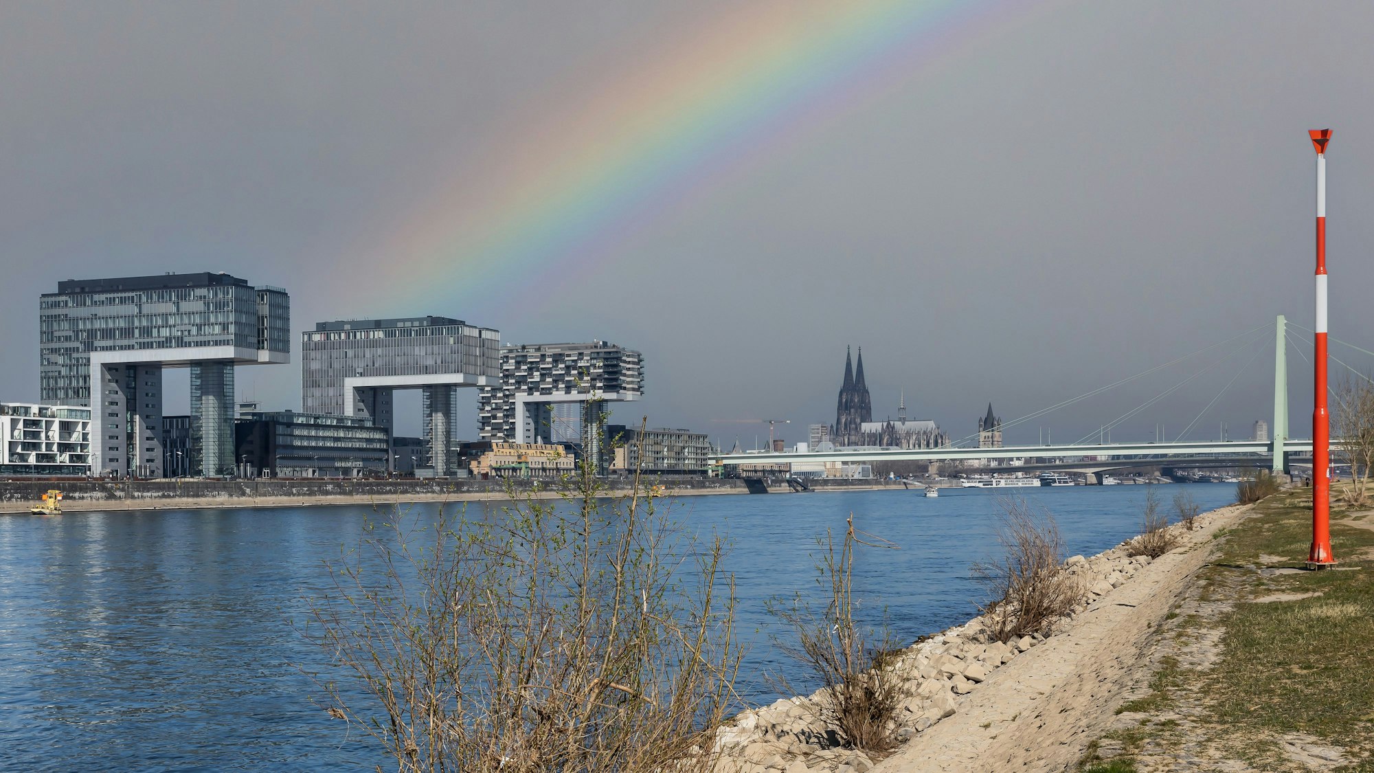 Regenbogen hinter den Kranhäusern am Rhein in Köln