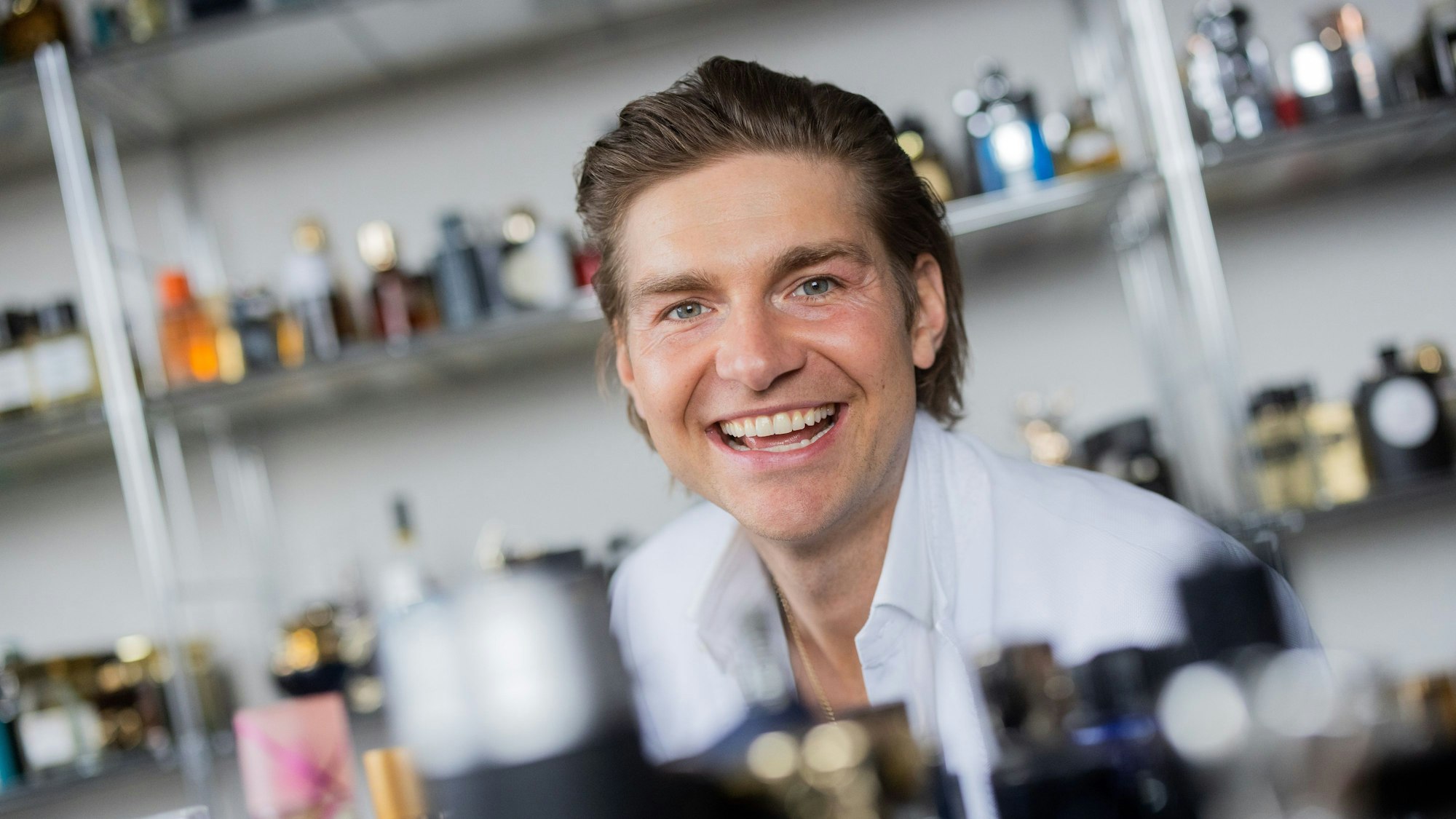 Jeremy Fragrance, Unternehmer, Webvideoproduzent und Influencer, aufgenommen in seinem Büro zwischen Parfümfläschchen.