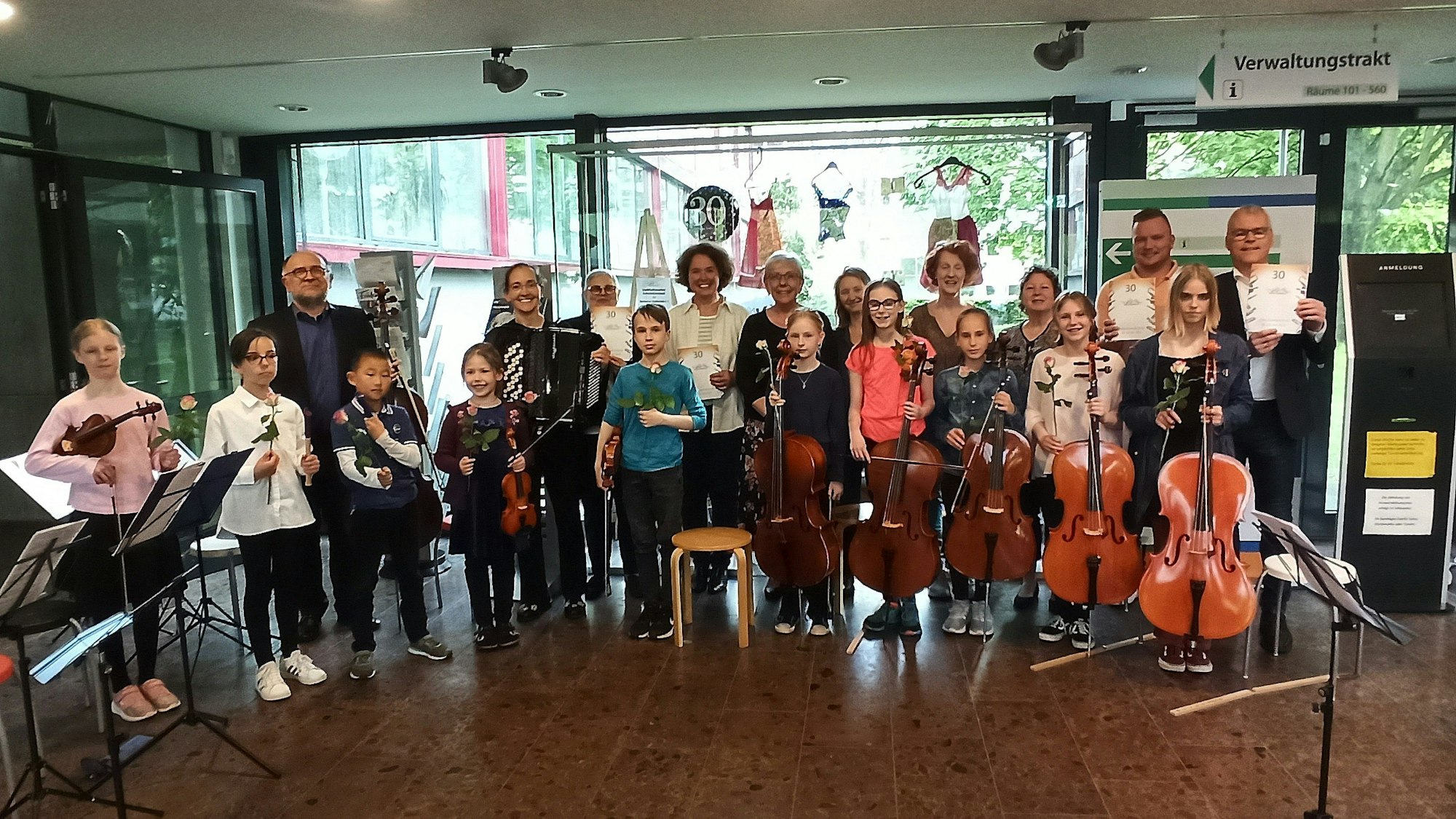 8. Mai 2023 Bornheim. In der Bürgerhalle des Bornheimer Rathauses wurde mit einem Konzert des Ensembles "Streichhölzer Plus" die Ausstellung "30 Jahre Musikschule" Bornheim eröffnet. Foto: Frank Engel-Strebel