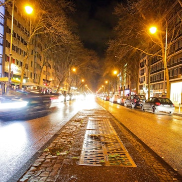 Autos fahren auf dem weitgehend leeren Hohenzollernring am frühen Sonntagmorgen in Köln.