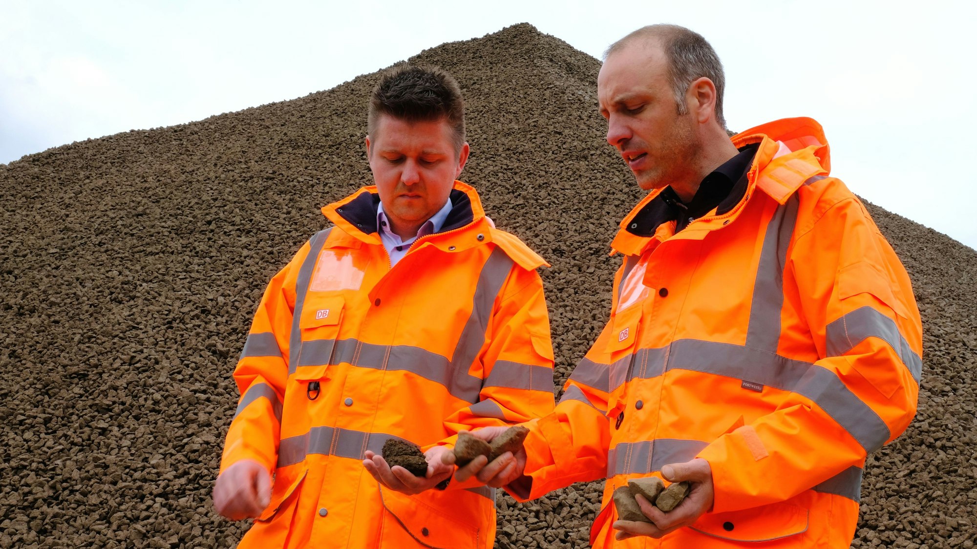 Die Projektleiter Felix Raffelsiefen (l.) und Dennis Rien sind für den Wiederaufbau dder Bahn bis Nettersheim verantwortlich.t.