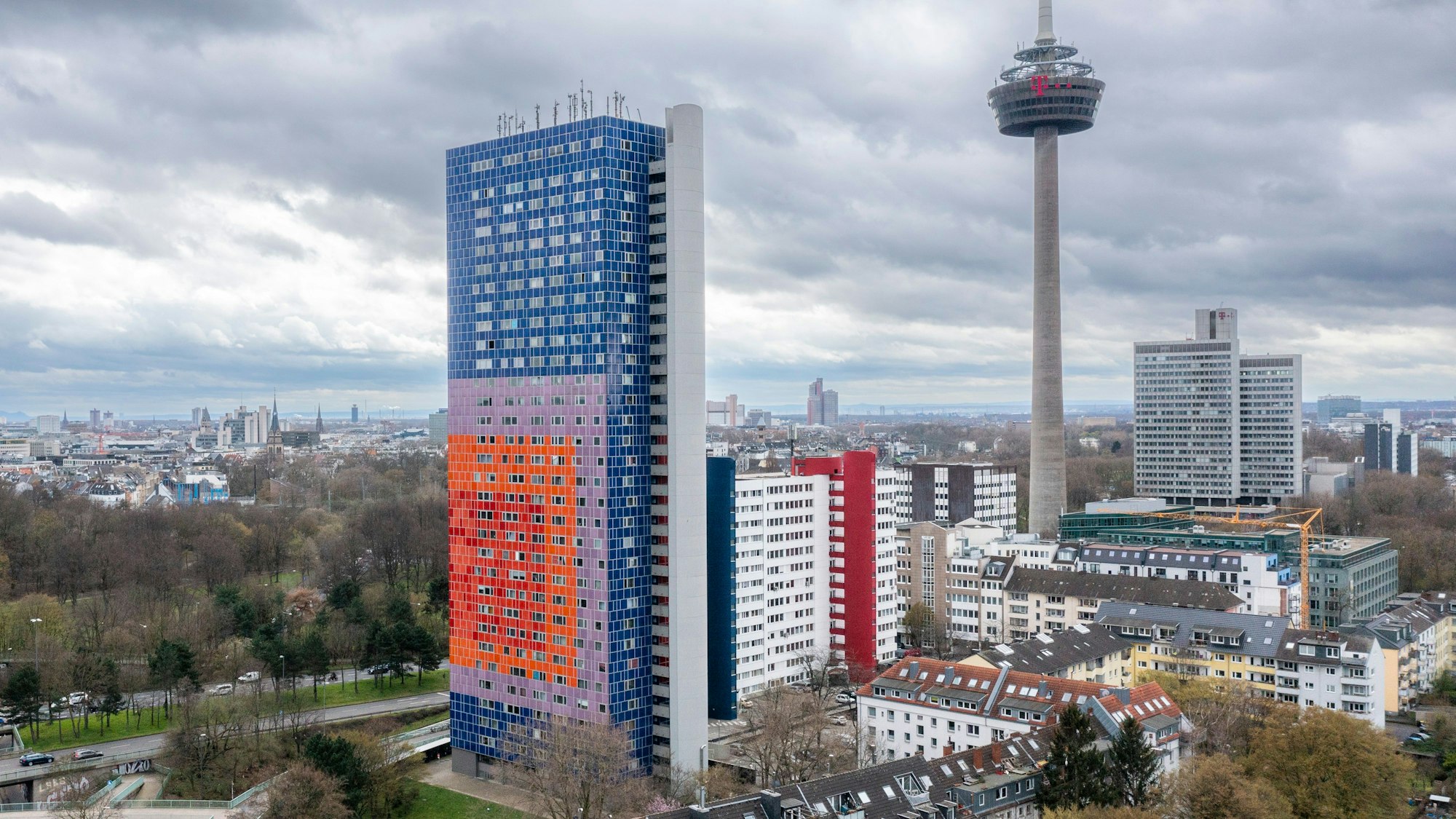 Die Herkules-Hochhäuser in Köln-Neuehrenfeld und der Colonius im Hintergrund.