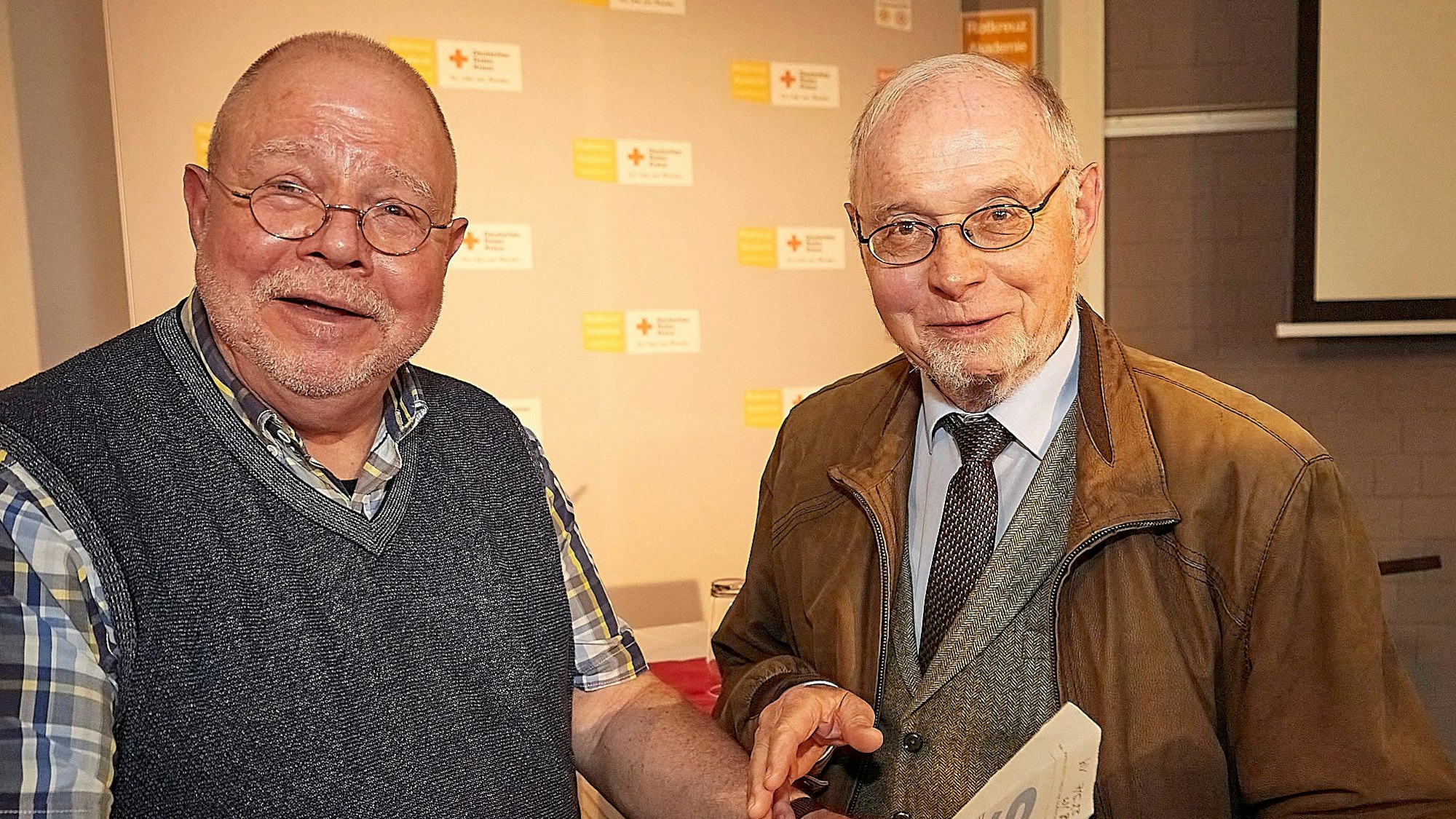 Die DRK-Saison in Vogelsang eröffneten Rolf Zimmermann (l.) und Hans Schwarz, Präsident des Landesverbands.