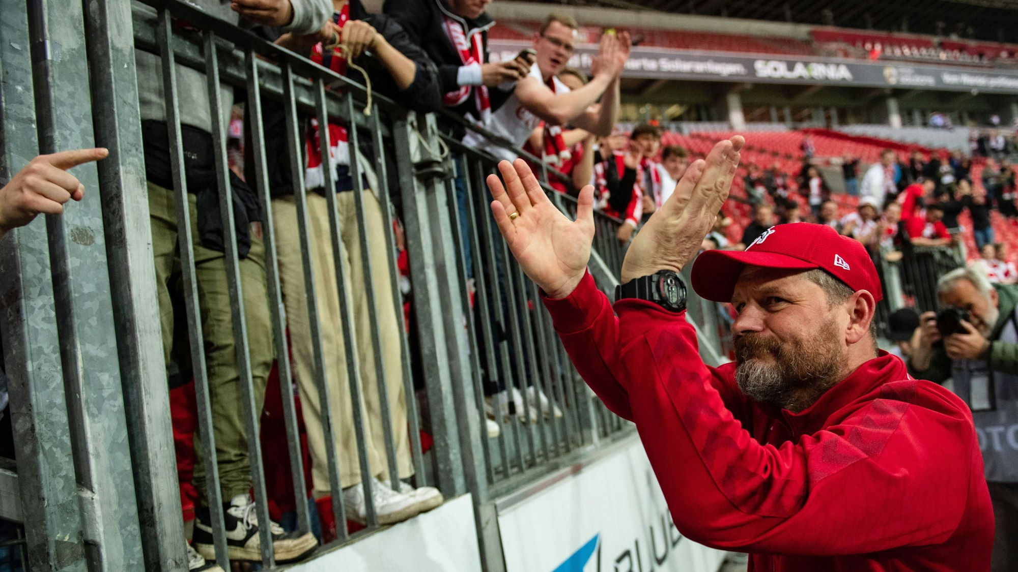 05.05.2023, Nordrhein-Westfalen, Leverkusen: Fußball: Bundesliga, Bayer Leverkusen - 1. FC Köln, 31. Spieltag, BayArena. Kölns Trainer Steffen Baumgart bedankt sich nach der Partie bei den Fans. Foto: Marius Becker/dpa - WICHTIGER HINWEIS: Gemäß den Vorgaben der DFL Deutsche Fußball Liga bzw. des DFB Deutscher Fußball-Bund ist es untersagt, in dem Stadion und/oder vom Spiel angefertigte Fotoaufnahmen in Form von Sequenzbildern und/oder videoähnlichen Fotostrecken zu verwerten bzw. verwerten zu lassen. +++ dpa-Bildfunk +++