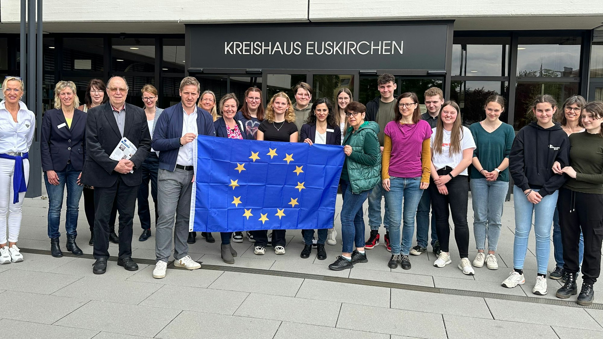 Im Kreishaus ist eine Ausstellung zur Europäischen Union eröffnet worden. Auch Vertreter der Gesamtschule Eifel und der Marienschule waren gekommen.
