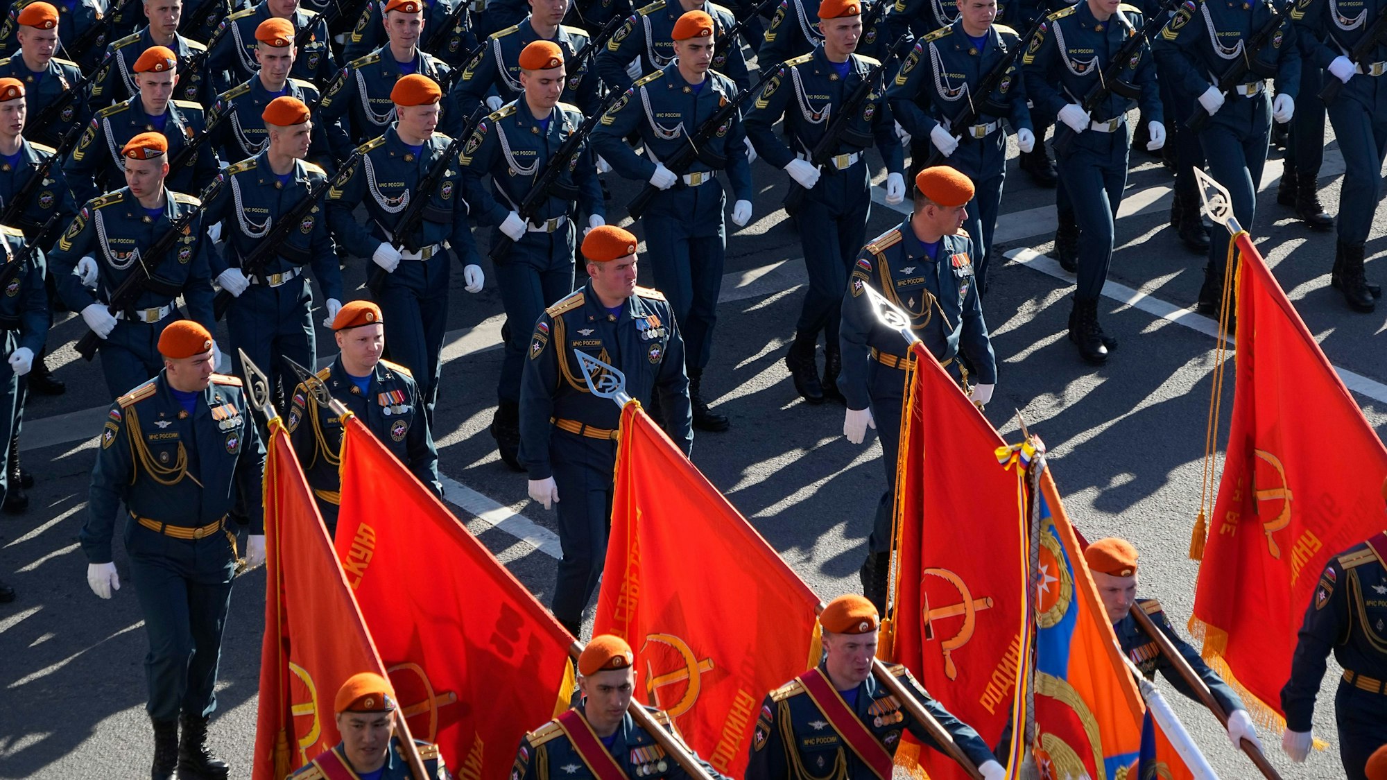 Russische Soldaten marschieren über den Roten Platz.