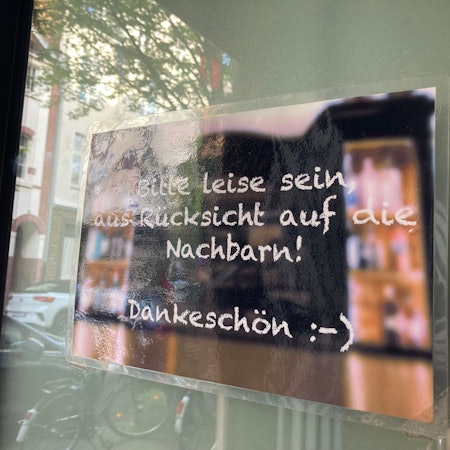 Bitte an Gäste am Eingang zum Lokal Schulz in Neuehrenfeld. Foto: Rösgen