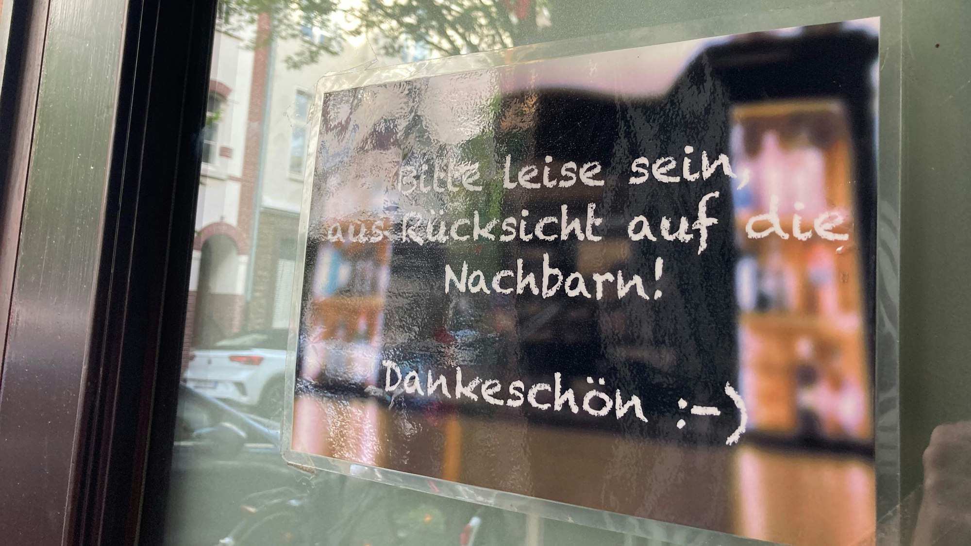 Bitte an Gäste am Eingang zum Lokal „Schulz“ in Neuehrenfeld.