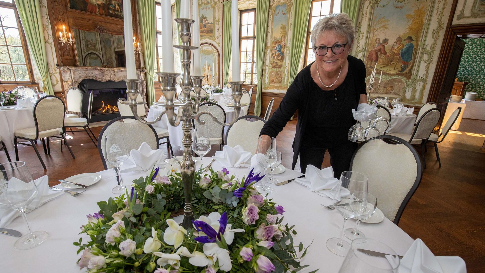 Birgit Schroden deckt einen Tisch ein.