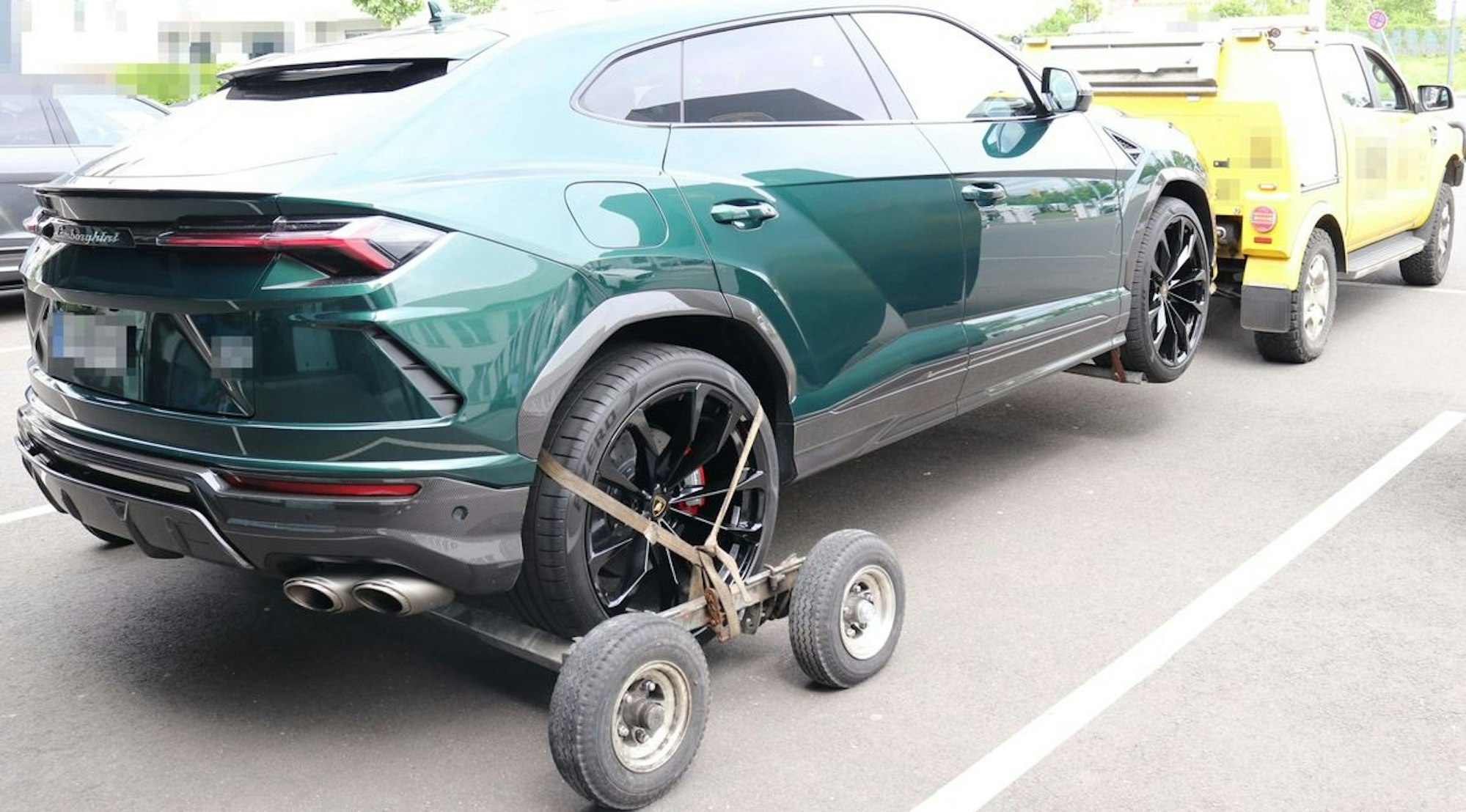 Das Bild zeigt einen grünen Sportwagen, der abgeschleppt wird.