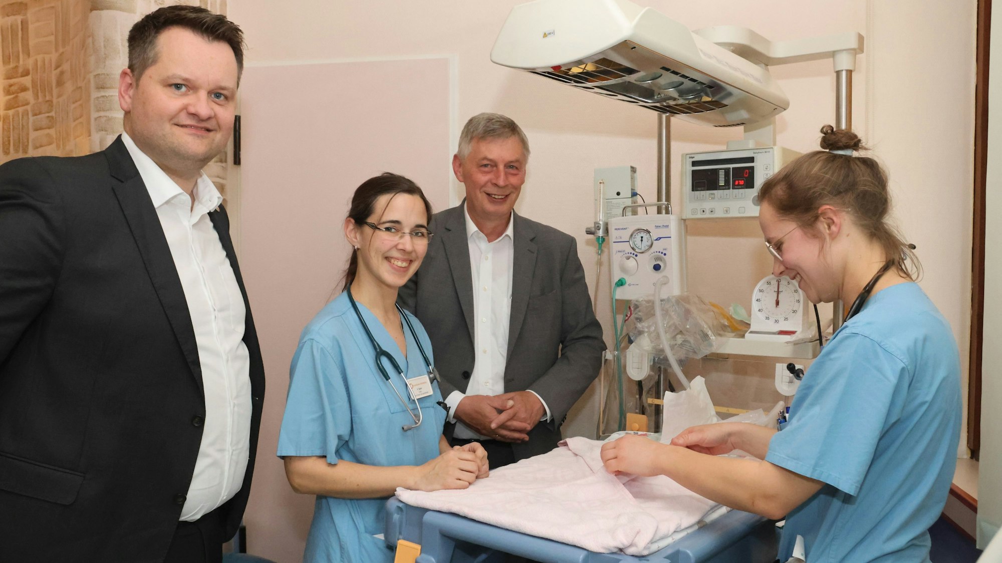 Zwei Ärztinnen erklären mehreren Politikern die Funktionen einer Reanimationseinheit.