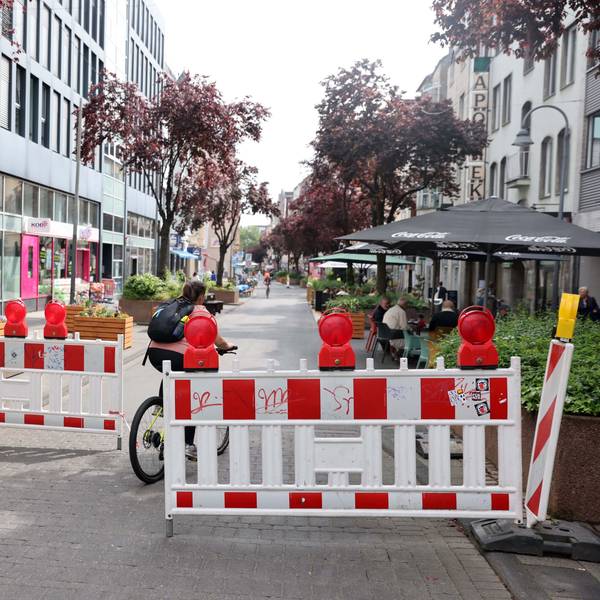 Keine Durchfahrt für den Autoverkehr mehr möglich auf der Deutzer Freiheit.
