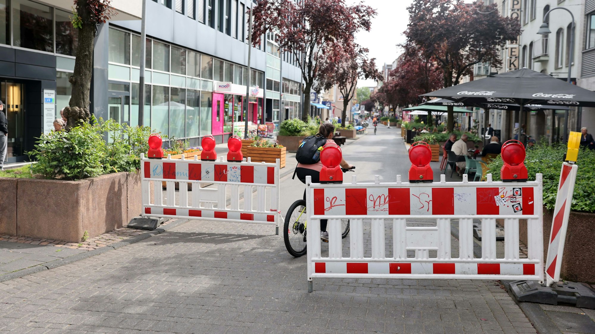 Keine Durchfahrt für den Autoverkehr mehr möglich auf der Deutzer Freiheit.