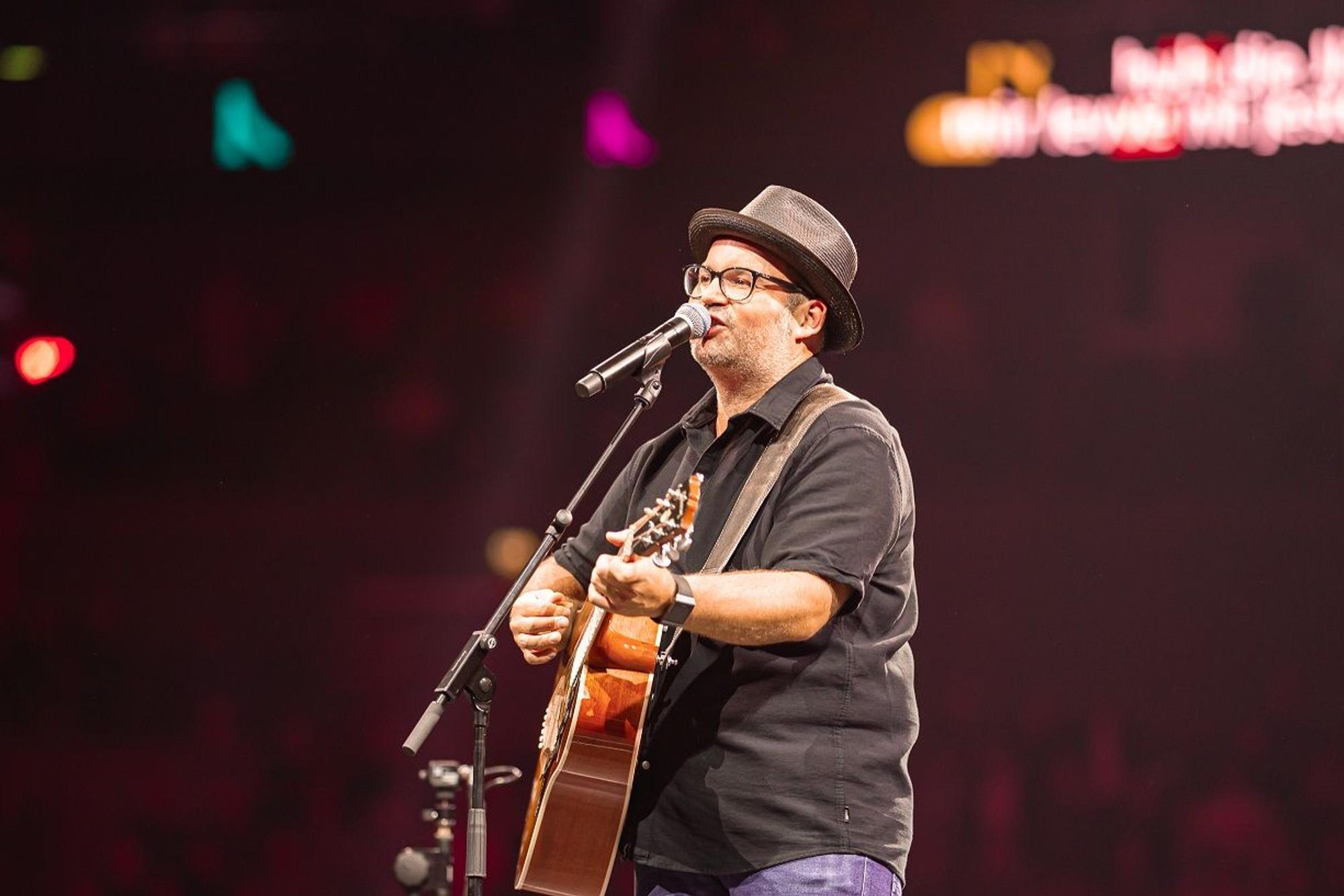 Björn Heuser mit Gitarre auf der Bühne
