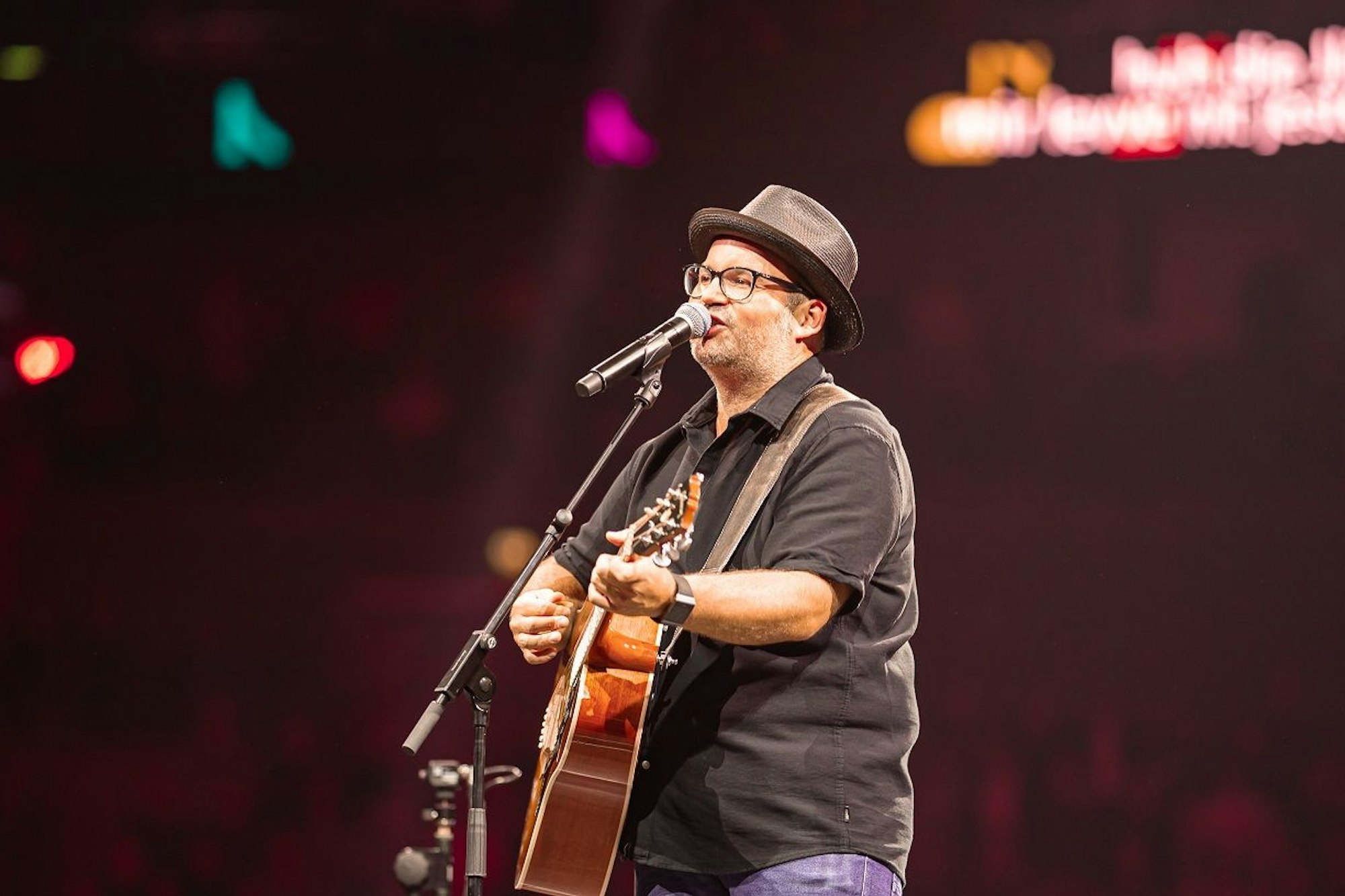 Björn Heuser mit Gitarre auf der Bühne