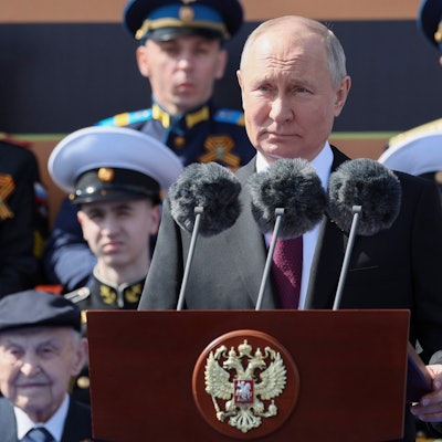 09.05.2023, Russland, Moskau: Der russische Präsident Wladimir Putin hält eine Rede während der Militärparade zum Tag des Sieges anlässlich des 78. Jahrestages des Endes des Zweiten Weltkrieges auf dem Roten Platz in Moskau. Foto: Gavriil Grigorov/Pool Sputnik Kremlin/AP/dpa +++ dpa-Bildfunk +++