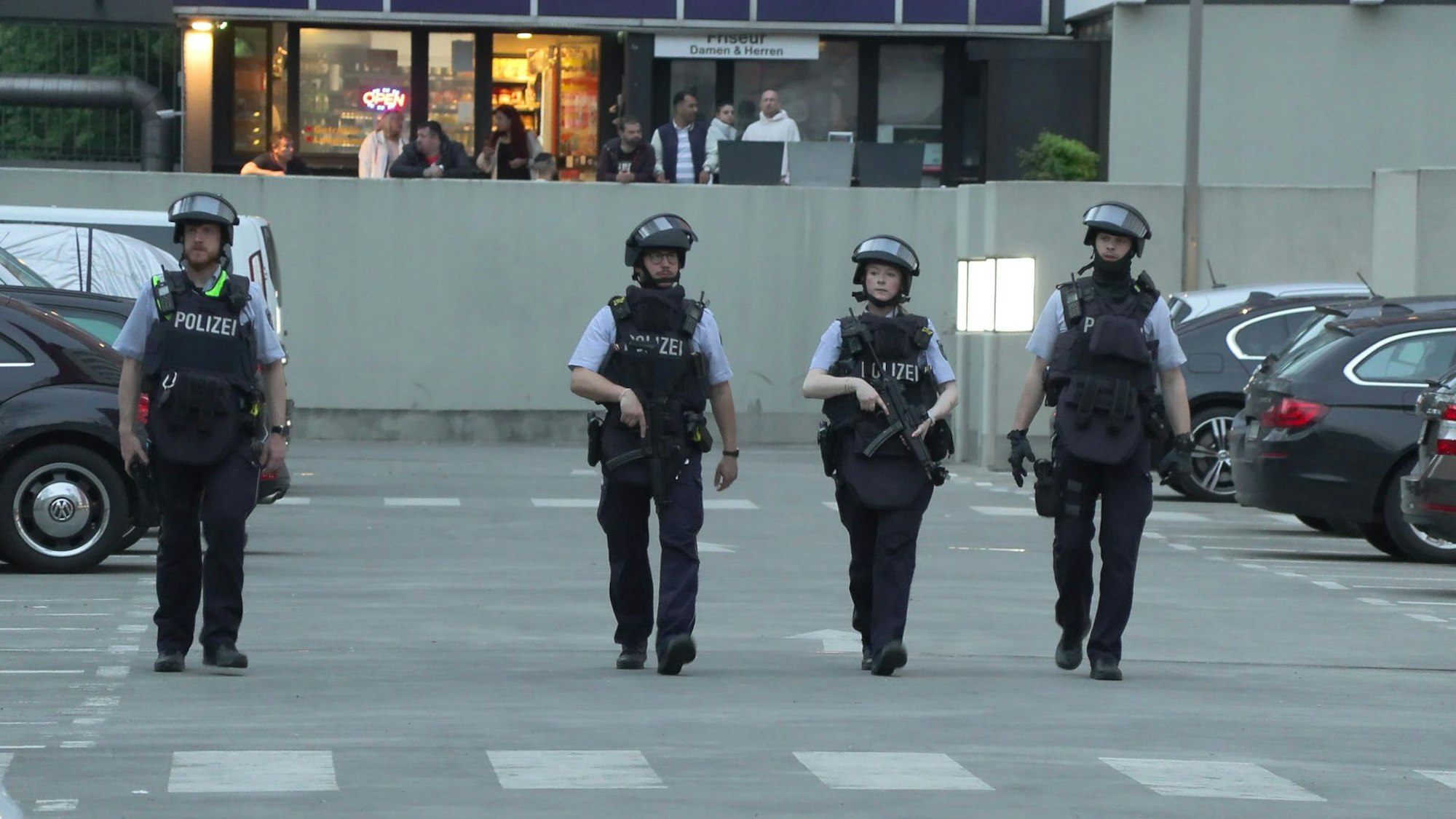 Mit Maschinenpistolen und Schutzwesten waren Polizisten am Herkuleshochhaus im Einsatz.