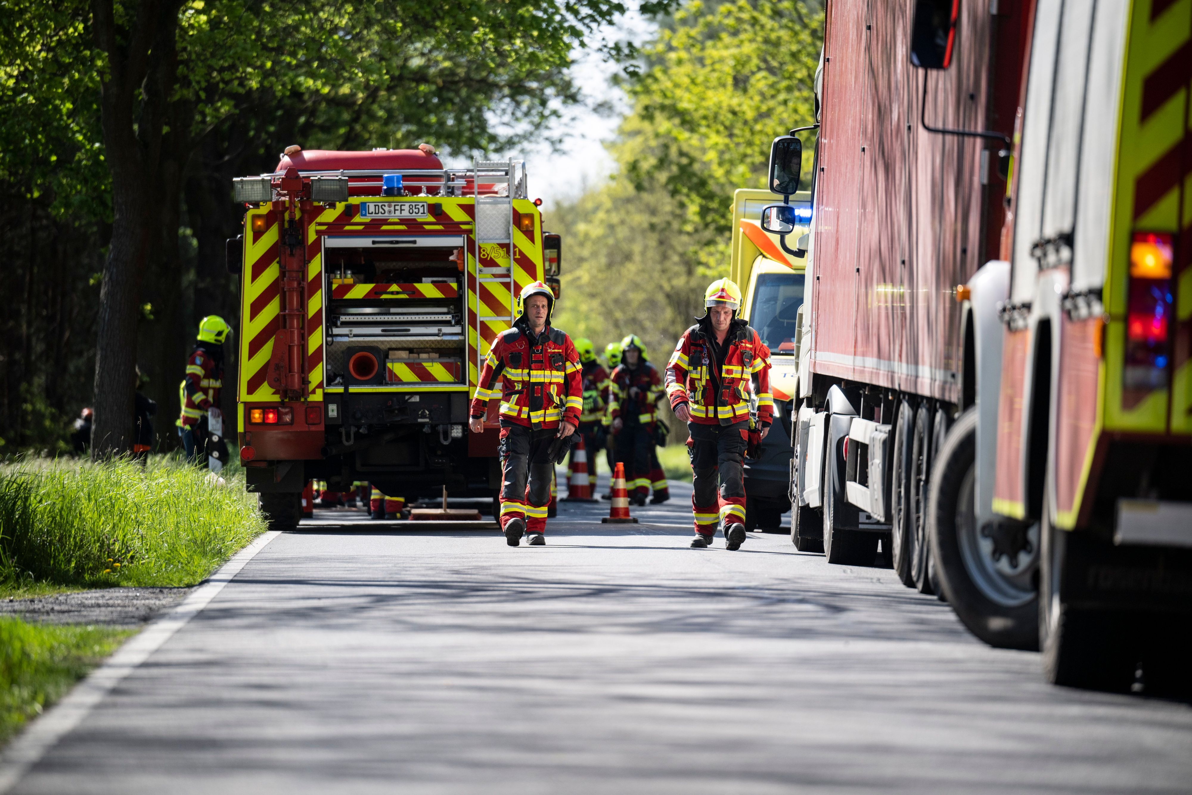 09.05.2023, Brandenburg, Dannenreich: Einsatzkräfte der Polizei und des Rettungsdienstes sind nach einem schweren Unfall im Einsatz. Bei einem Zusammenstoß zwischen einem Reisebus und einem Lastwagen auf der A12 zwischen Storkow und Friedersdorf sind Dutzende Menschen verletzt worden, wie ein Sprecher der Polizei mitteilte. Foto: Hannes P. Albert/dpa +++ dpa-Bildfunk +++