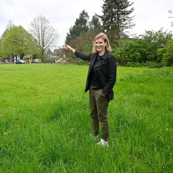 Anwohnerin Sabrina Fahlenbrock steht auf möglichen Grundstück für Kita-Bau.