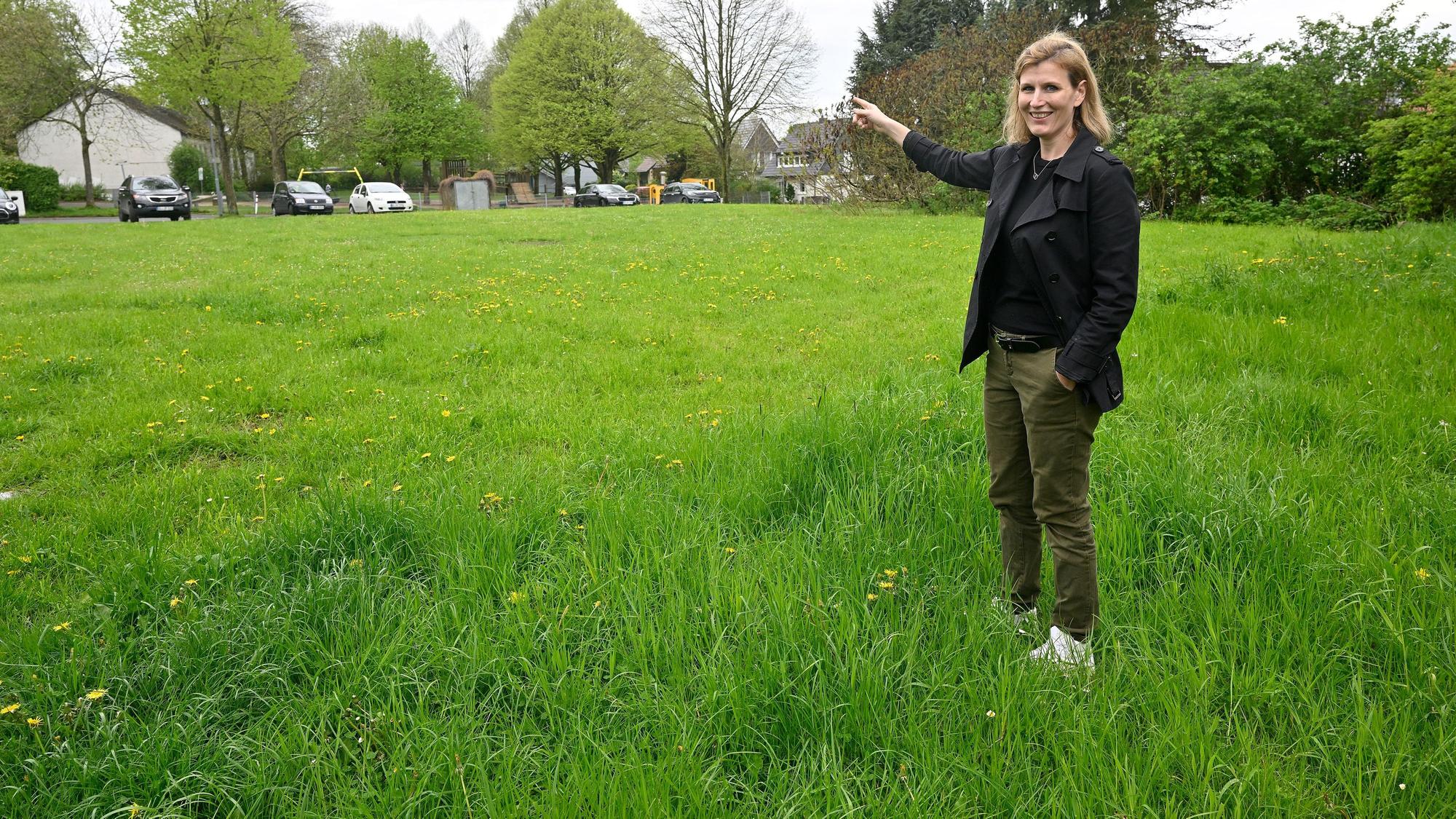 Anwohnerin Sabrina Fahlenbrock steht auf möglichen Grundstück für Kita-Bau.