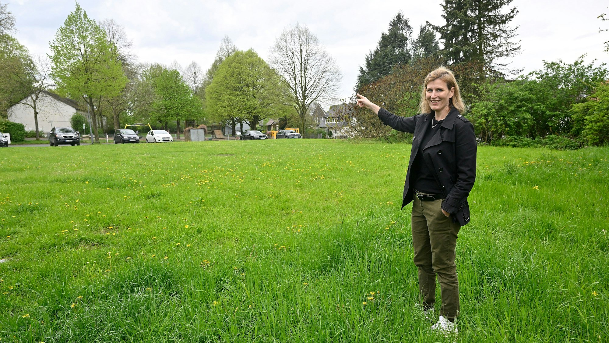 Sabrina Fahlenbock steht auf einer Wiese, die als Kita-Standort diskutiert wurde.