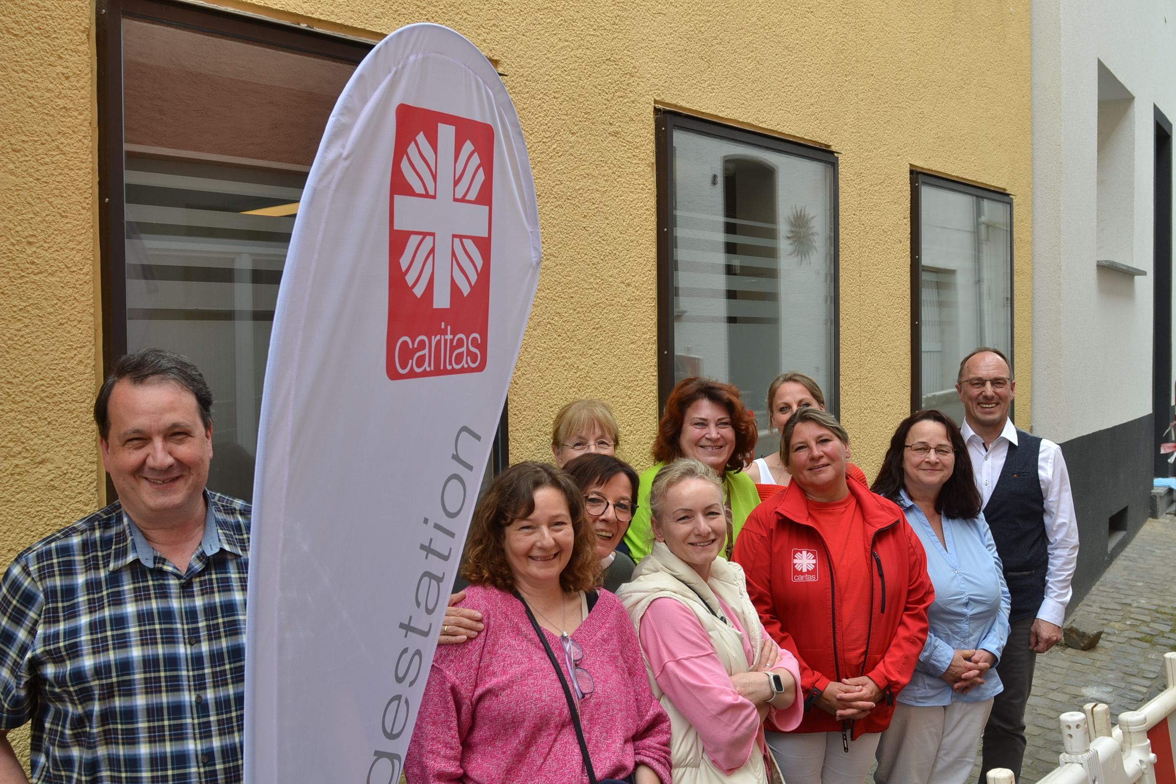 Guido Olzem (rechts) und sein Team freuen sich über die neuen Büroräume für die Caritas Pflegestation in Bad Münstereifel.