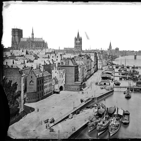 Anselm Schmitz schuf um 1875 diese Ansicht des Rheinufers mit dem unvollendeten Dom.