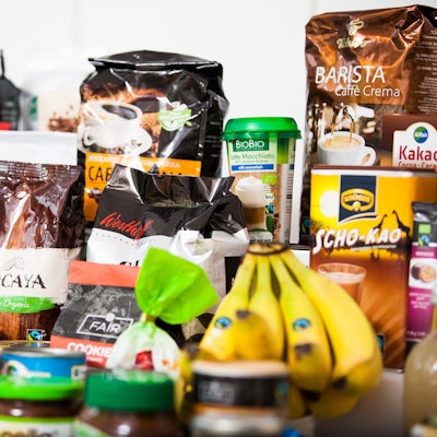 Mehrere Produkte, die Fairtrade gehandelt werden, stehen auf einem Tisch.