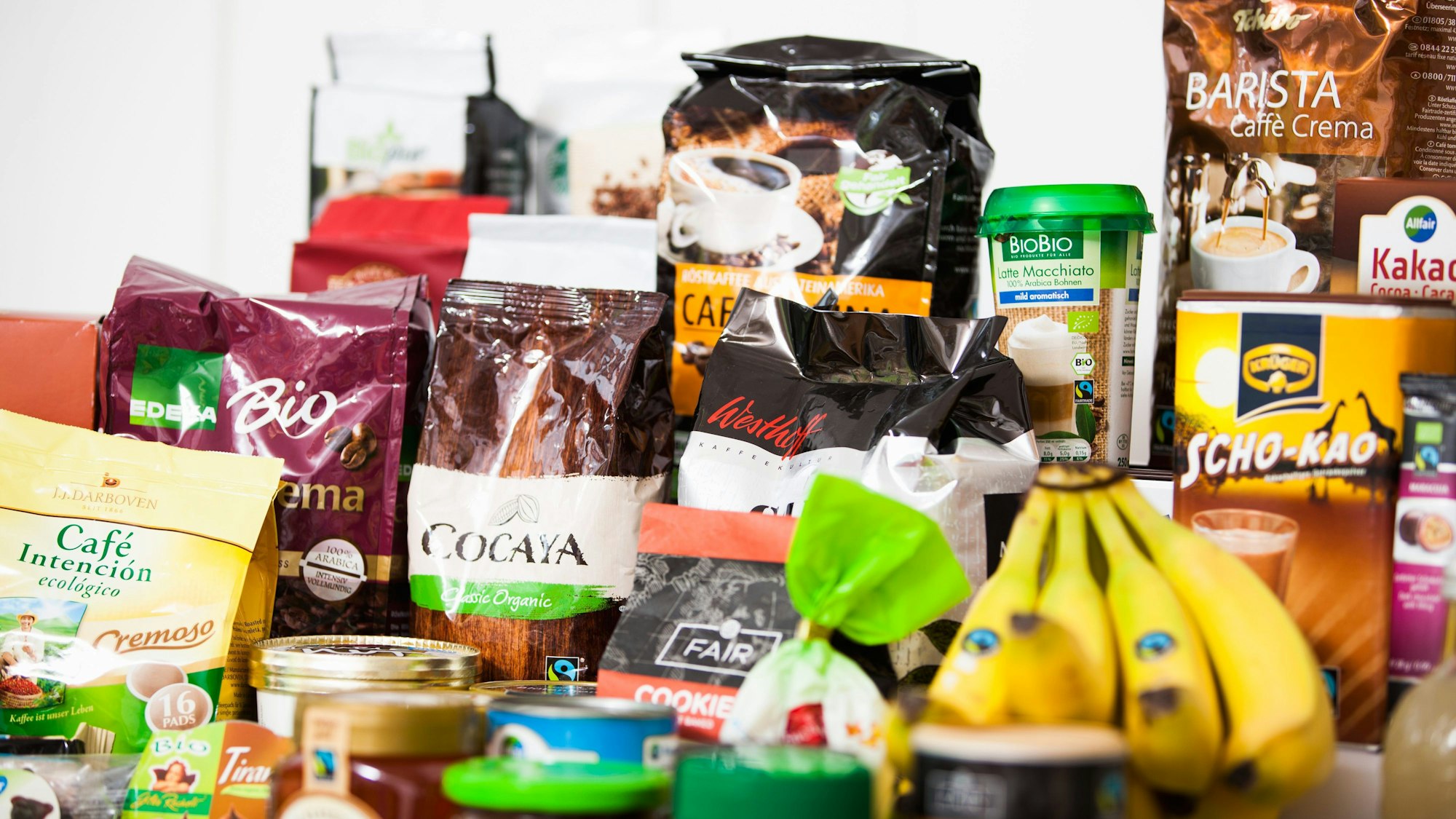 Mehrere Produkte, die Fairtrade gehandelt werden, stehen auf einem Tisch.