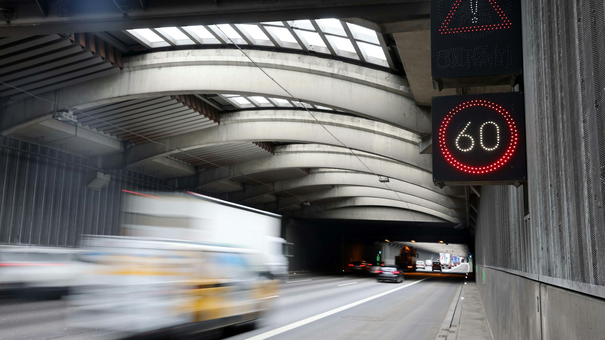 Köln, RSK, Temo 60 im Autobahntunnel Lövenich