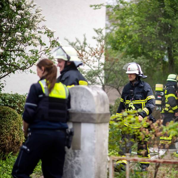 Ein Feuerwehrmann kommt aus dem Haus, in dem es im Keller eine Verpuffung gegeben hat.