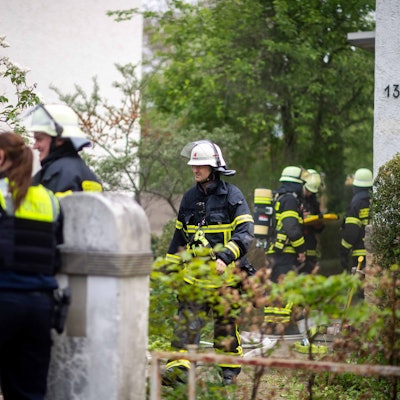 Ein Feuerwehrmann kommt aus dem Haus, in dem es im Keller eine Verpuffung gegeben hat.
