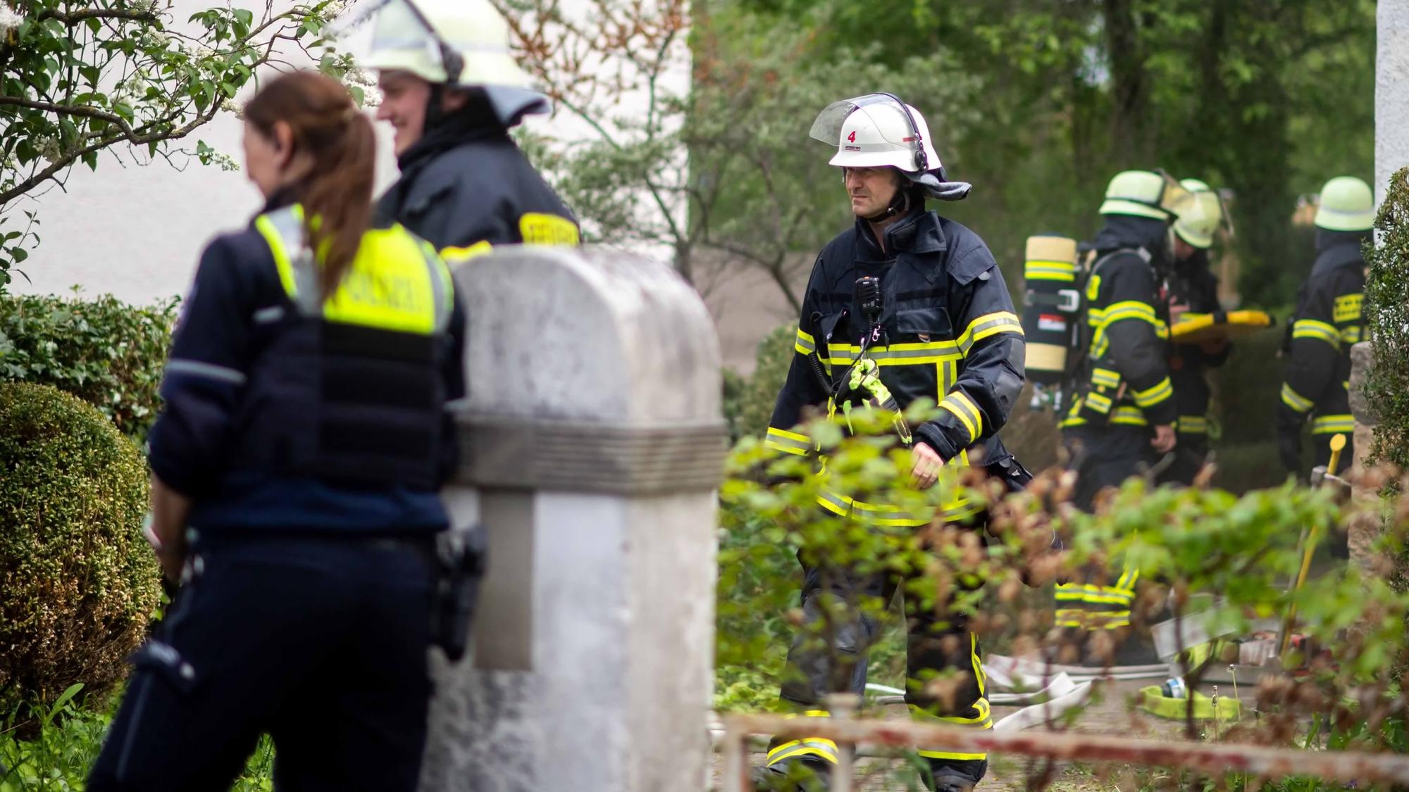 Ein Feuerwehrmann kommt aus dem Haus, in dem es im Keller eine Verpuffung gegeben hat.