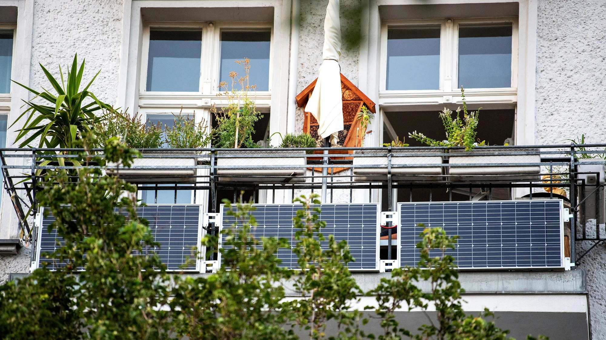 Eine Photovoltaik-Anlage ist an einem Balkon angebracht.