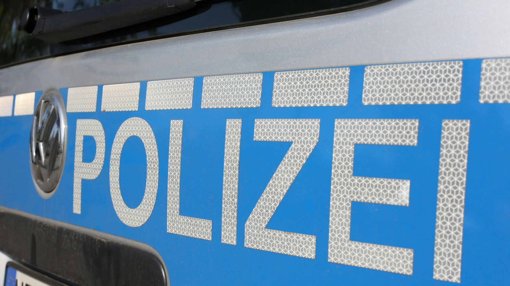 Die Aufschrift „Polizei“ auf einem Einsatzfahrzeug.