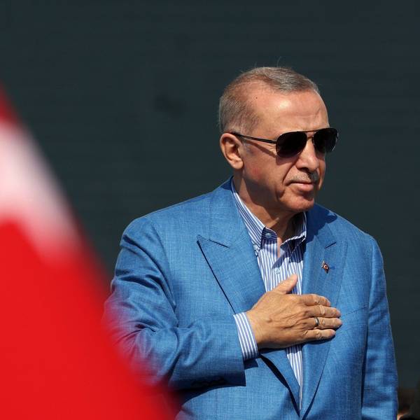 Der türkische Präsident Recep Tayyip Erdogan gestikuliert bei einer politischen Kundgebung am Atatürk-Flughafen in Istanbul.