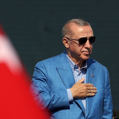 Der türkische Präsident Recep Tayyip Erdogan gestikuliert bei einer politischen Kundgebung am Atatürk-Flughafen in Istanbul.