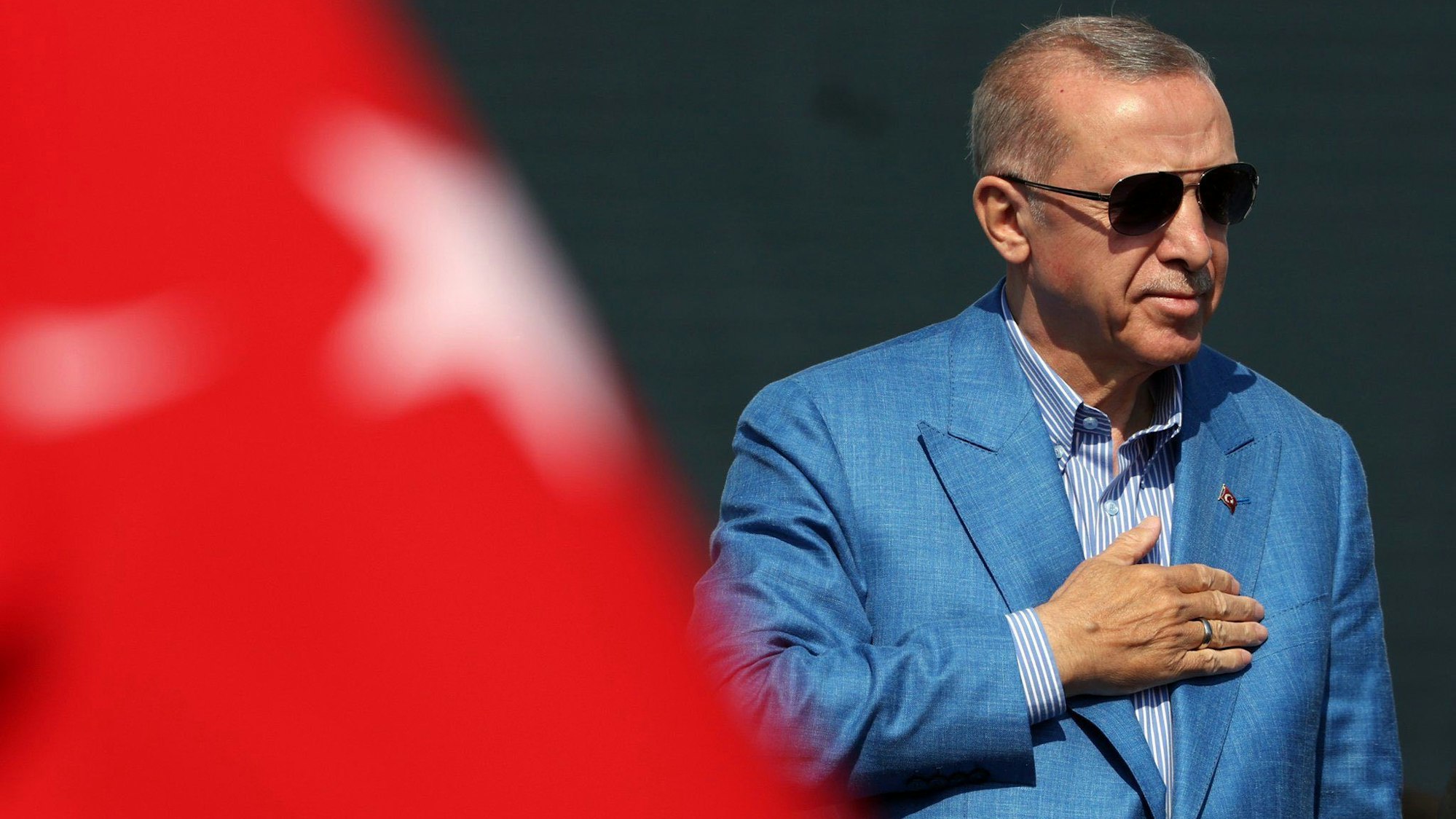 Der türkische Präsident Recep Tayyip Erdogan gestikuliert bei einer politischen Kundgebung am Atatürk-Flughafen in Istanbul.