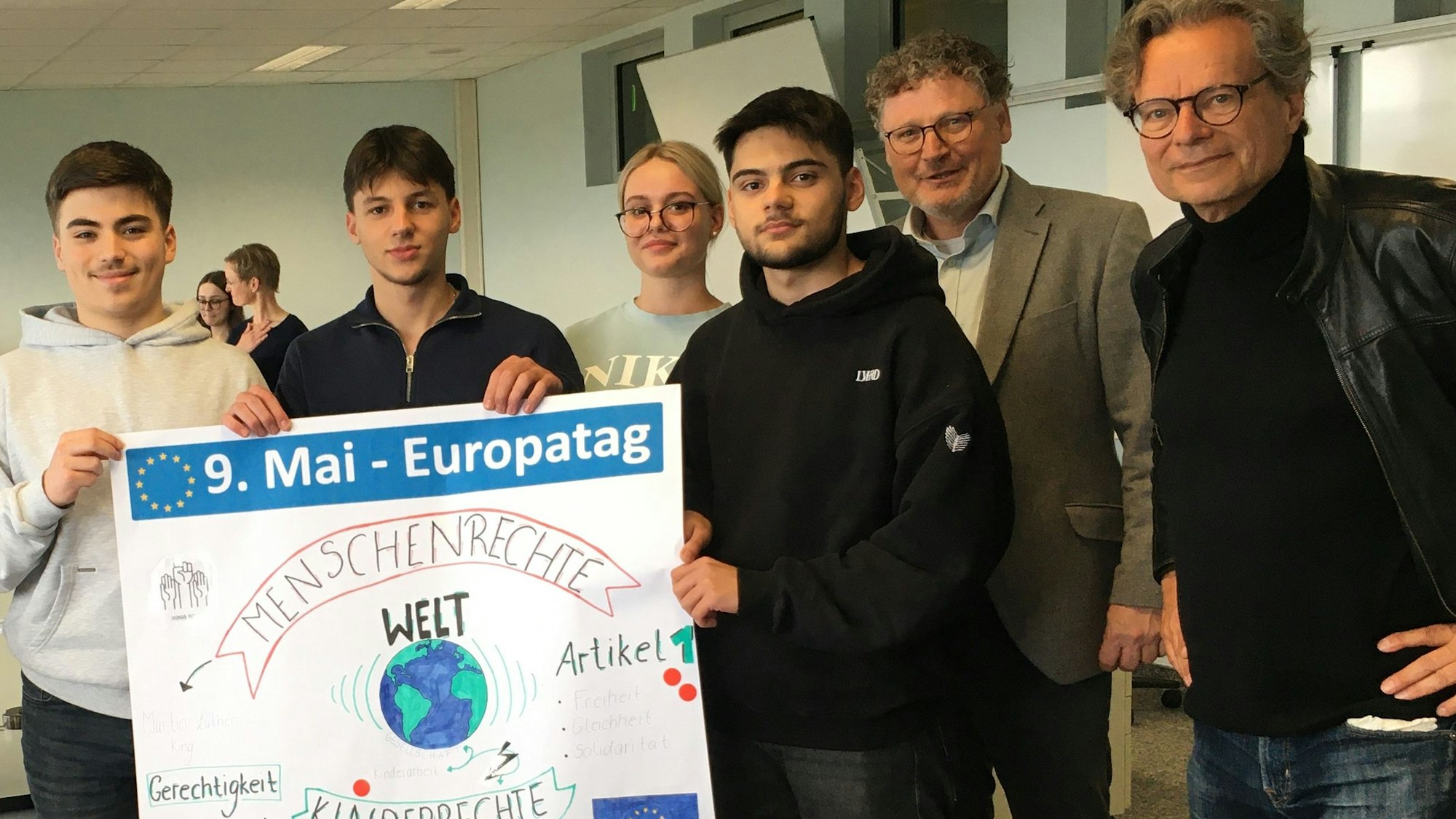 Ralph Sina und Rainer Gottschlich mit eienr Gruppe Schüler.