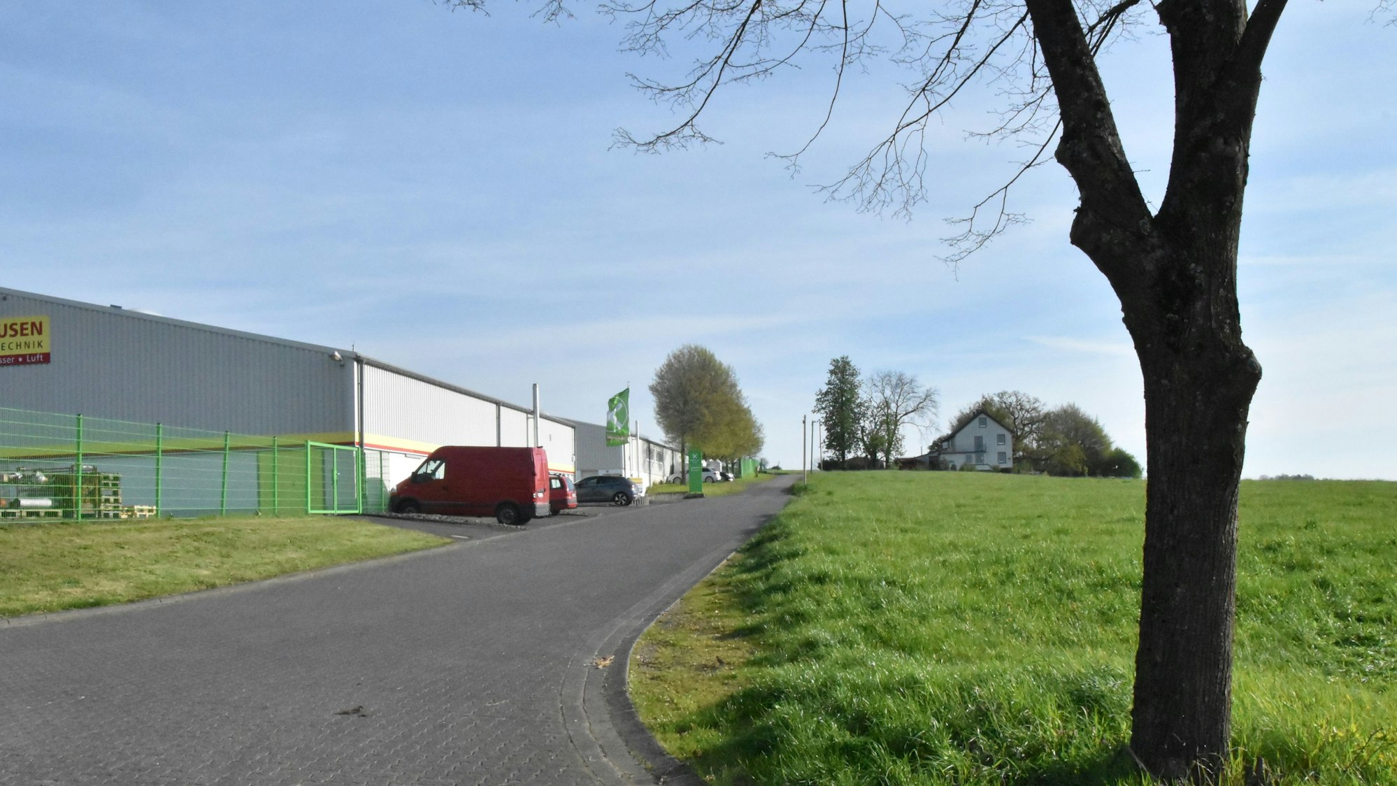 Eine Gewerbehalle und ein Stück Ackerland.