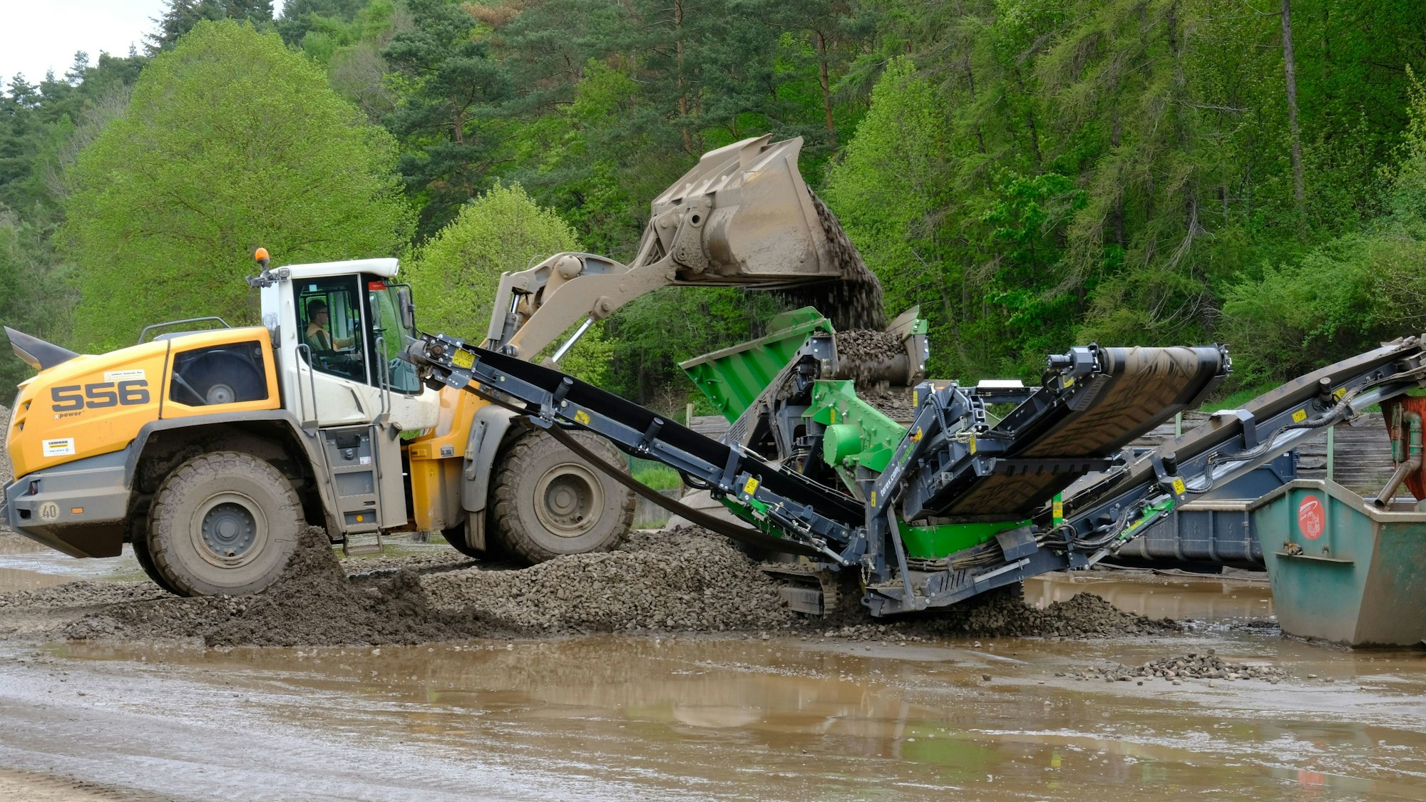 Auf dem ehemaligen Sägewerksgelände in Kall hat die Bahn eine mobilie Schotter-Aufbereitungsanlage installiert, die beim Wiederaufbau der Eifelstrecke zum Einsatz kommt.